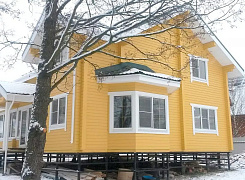 Двухэтажный дом из бруса 192х145 с крыльцом 1